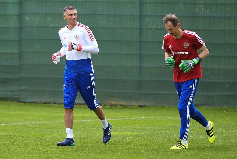 Вратарь сборной России Владимир Габулов и тренер вратарей Гинтарас Стауче Вратарь сборной России Владимир Габулов и тренер вратарей Гинтарас Стауче