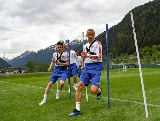 Игроки сборной России Александр Головин, Юрий Газинский, Александр Самедов и Игорь Смольников