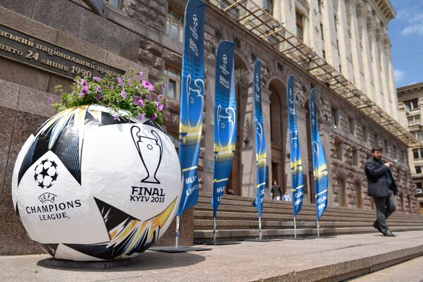 Клумба в виде официального мяча Лиги чемпионов УЕФА 2018