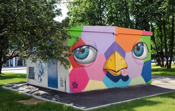 Граффити, посвященное чемпионату мира по футболу-2018, нарисованное на стене трансформаторной будки в Москве