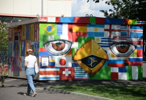 Граффити, посвященное чемпионату мира по футболу-2018, нарисованное на стене трансформаторной будки в Москве
