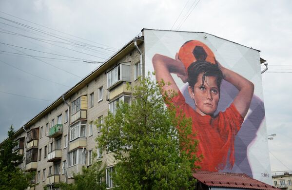 Граффити, посвященное чемпионату мира по футболу-2018, нарисованное на стене жилого дома в Москве