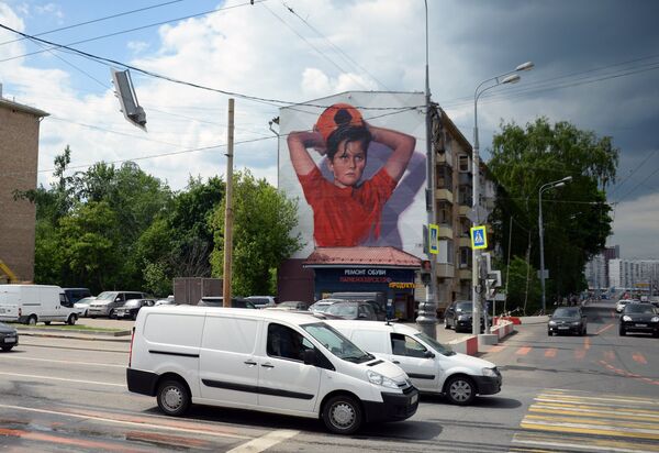 Граффити, посвященное чемпионату мира по футболу-2018, нарисованное на стене жилого дома в Москве.