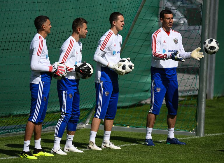 Вратари сборной России Владимир Габулов, Игорь Акинфеев, Андрей Лунев и Сослан Джанаев (слева направо) Вратари сборной России Владимир Габулов, Игорь Акинфеев, Андрей Лунев и Сослан Джанаев (слева направо)