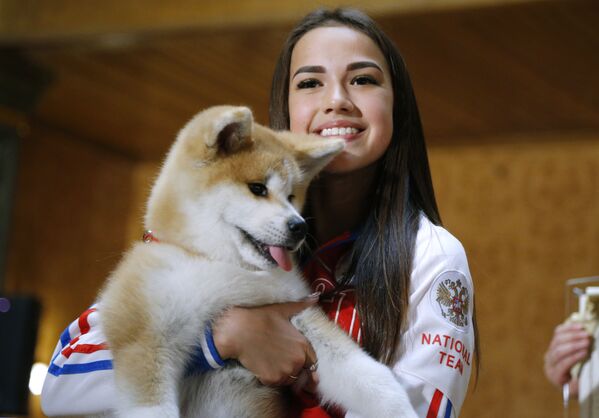Российская фигуристка Алина Загитова с щенком японской породы акита-ину