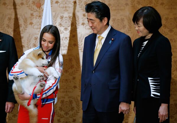 Российская фигуристка Алина Загитова с щенком японской породы акита-ину