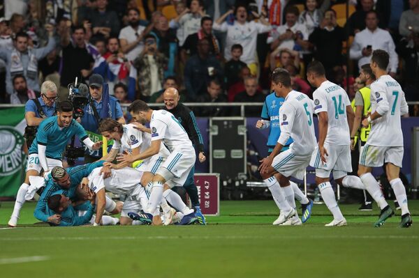 Футболисты Реала радуются забитому голу