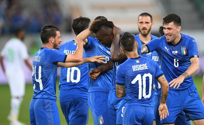 Футболисты сборной Италии радуются забитому мячу