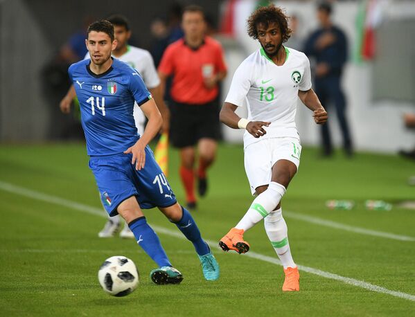 Полузащитник сборной Италии Жоржиньо и защитник сборной Саудовской Аравии Ясир Аль-Шахрани (справа)