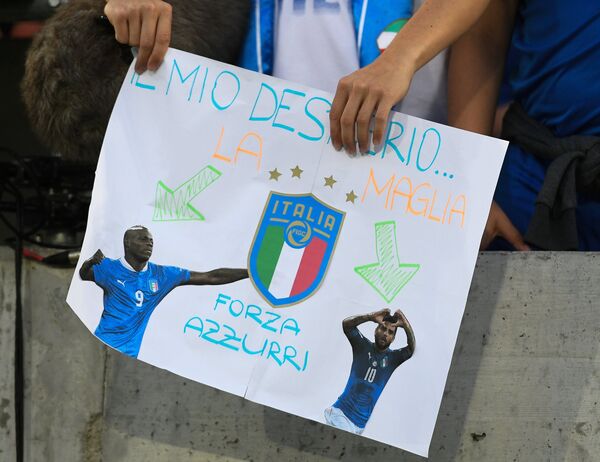 Плакат в руках одного из болельщиков сборной Италии