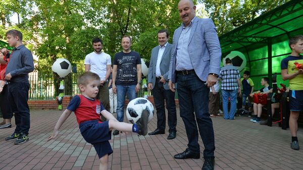 Воспитанники детских домов получили подарки от сборной России по футболу