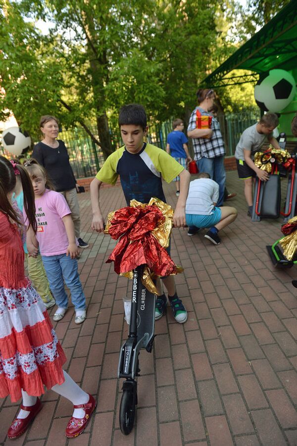 Воспитанники детских домов получили подарки от сборной России по футболу