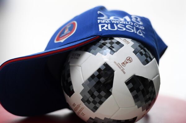 Кепка волонтера и сувенирный футбольный мяч ЧМ-2018