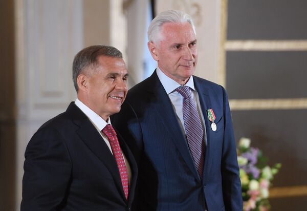 Президент Республики Татарстан Рустам Минниханов и главный тренер Ак Барса Зинэтула Билялетдинов (справа)