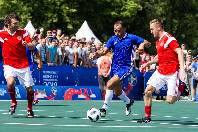 Игроки сборной легенд футбола России Дмитрий Сенников (слева), Андрей Тихонов (справа) и игрок сборной легенд футбола ФИФА Кафу (в центре)