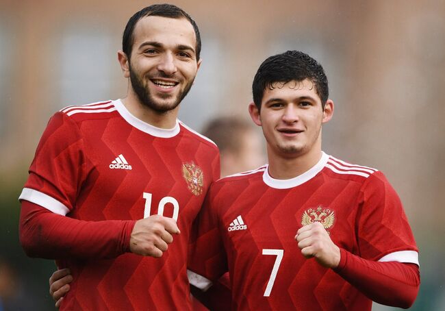 Игроки молодежной сборной России Георгий Мелкадзе (слева) и Аяз Гулиев