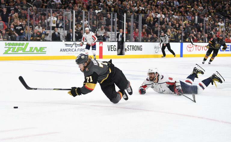 Нападающий Вашингтона Александр Овечкин (справа)