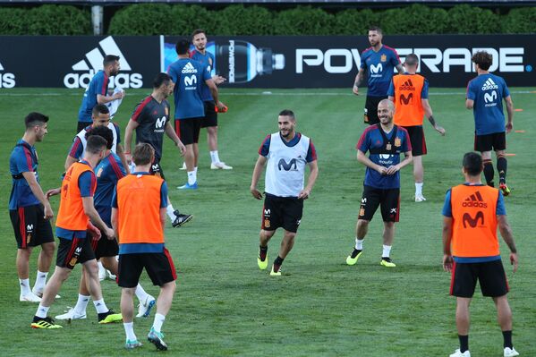 Футболисты сборной Испании во время тренировки в Краснодаре