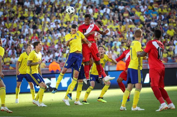 Игровой момент матча Швеция - Перу