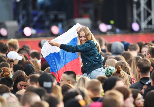 Участники во время Фестиваля болельщиков Fan Fest 2018 на Воробьевых горах в Москве