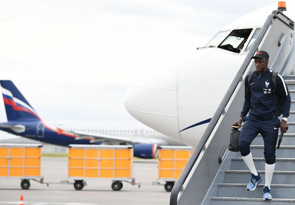 Хавбек сборной Франции Бенжамен Менди в аэропорту Шереметьево