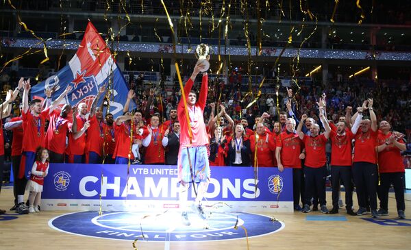 Баскетболисты ЦСКА после победы в финале плей-офф Единой лиги ВТБ