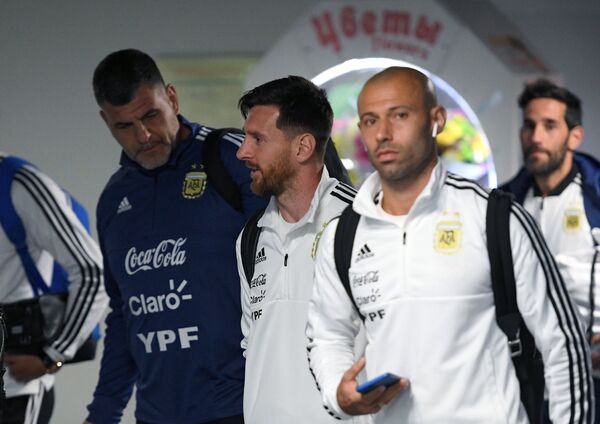 Футболисты сборной Аргентины Хавьер Маскерано и Лионель Месси (справа налево)