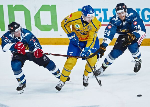 Нападающий сборной Швеции по хоккею Маркус Хёгстрём (в центре)