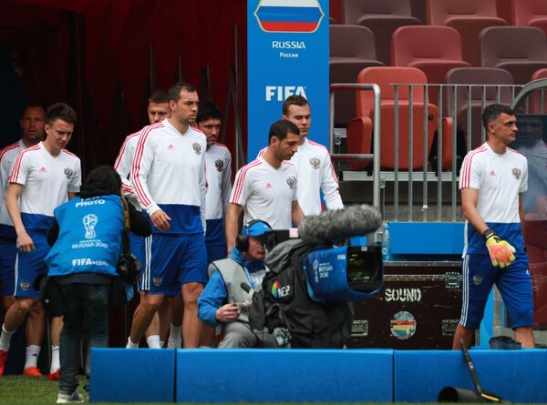 Футболисты сборной России перед тренировкой на стадионе Лужники