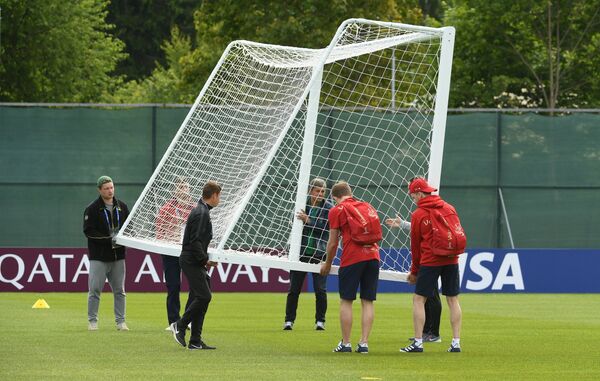Волонтеры устанавливают ворота на тренировке сборной Англии