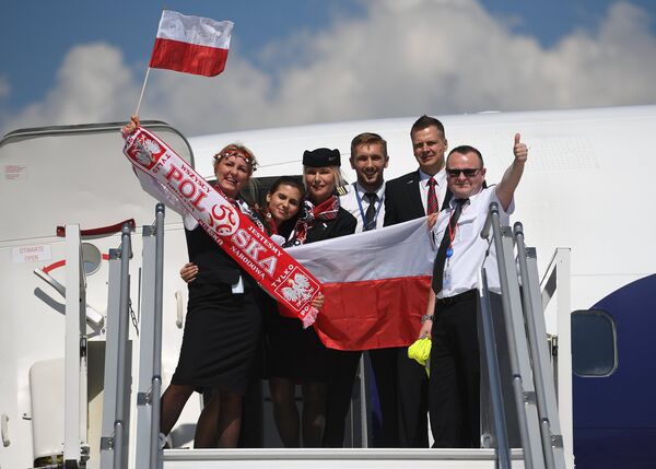 Экипаж самолета сборной Польши, прилетевшей для участия в чемпионате мира по футболу