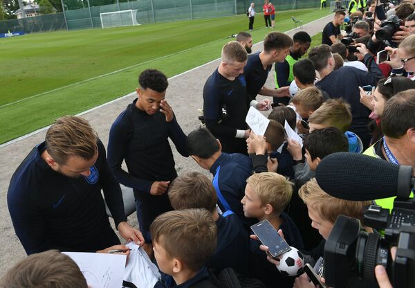 Футболисты сборной Англии во время автограф-сессии