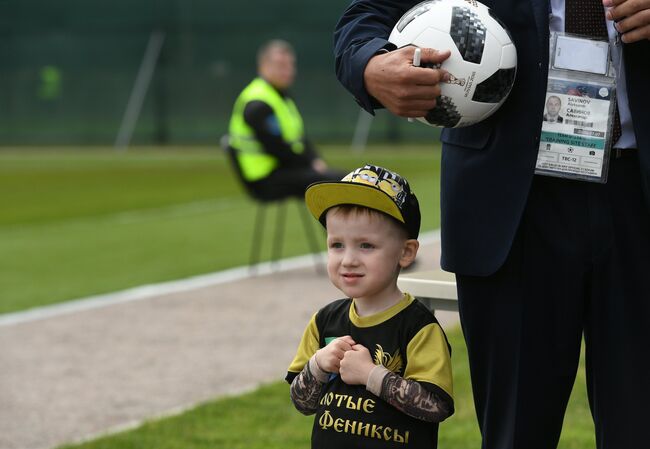 Юный болельщик на тренировке сборной Англии