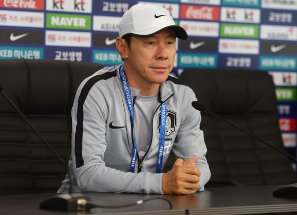 Главный тренер сборной Республики Корея Син Тхэён