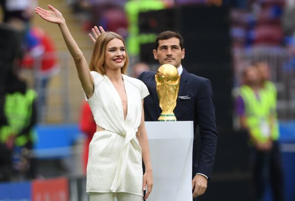 Модель Наталья Водянова и Икер Касильяс (справа) с кубком чемпионата мира по футболу