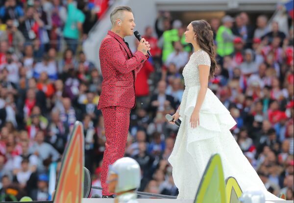 Певец Робби Уильямс и оперная певица Аида Гарифуллина выступают на церемонии открытия чемпионата мира по футболу 2018