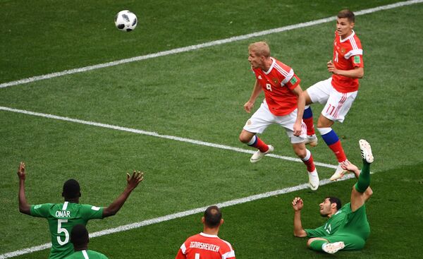 Юрий Газинский забивает гол в матче группового этапа чемпионата мира 2018 между сборными России и Саудовской Аравии