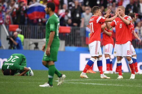 Футболисты сборной России радуются победе