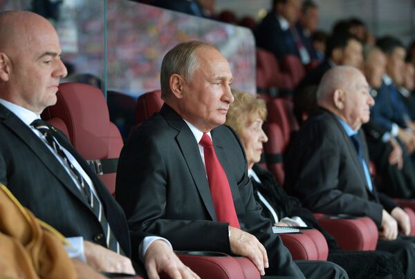 Президент РФ Владимир Путин и президент FIFA Джанни Инфантино (слева)