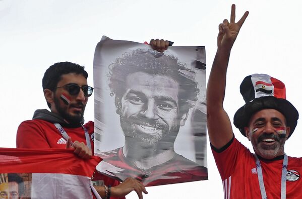Болельщики сборной Египта с портретом иконы египетского футбола Мохаммеда Салаха