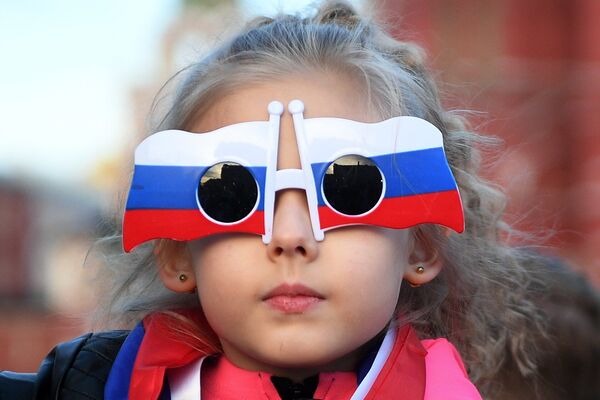 Юная болельщица на Манежной площади в Москве во время чемпионата мира по футболу FIFA-2018.