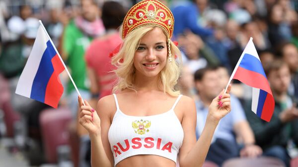 Болельщица сборной России перед матчем группового этапа чемпионата мира по футболу между сборными России и Саудовской Аравии.