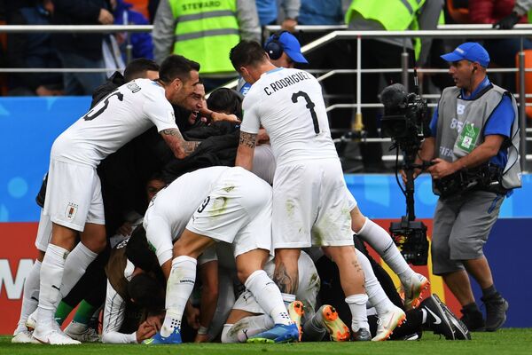 Игроки сборной Уругвая радуются забитому голу