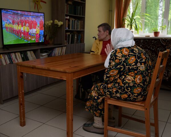 Пенсионеры во время просмотра матча ЧМ-2018 по футболу между сборными России и Саудовской Аравии
