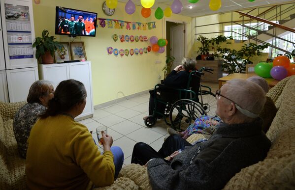 Пенсионеры во время просмотра матча ЧМ-2018