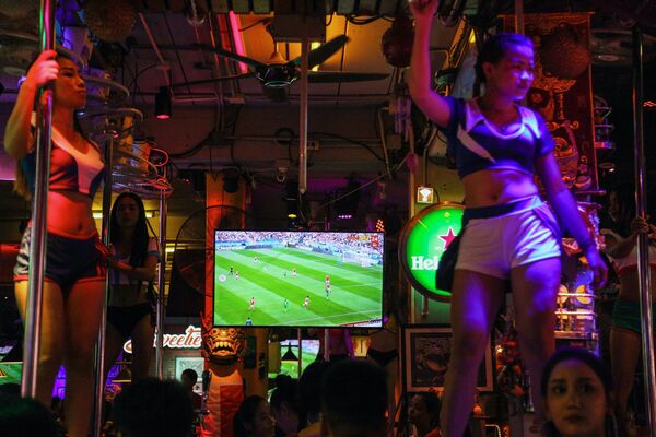 Болельщики в одном из спортивных баров в Таиланде во время просмотра матча ЧМ-2018