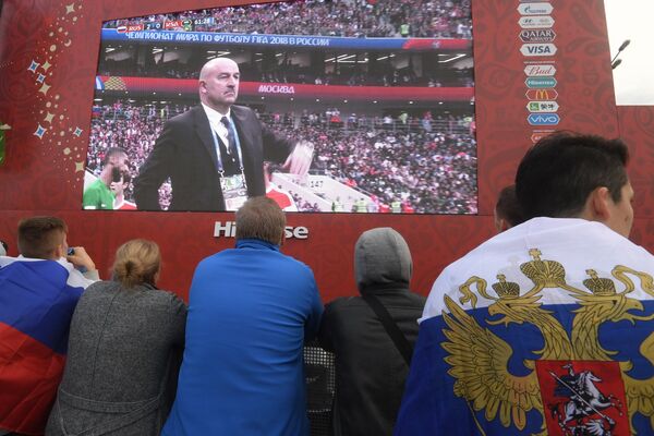 Болельщики в фан-зоне на Воробьевых горах в Москве во время просмотра матча ЧМ-2018