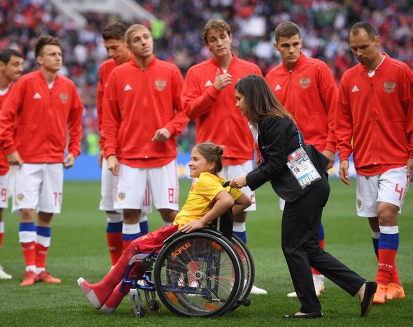 Девочка в инвалидном кресле перед началом матча сборных России и Саудовской Аравии