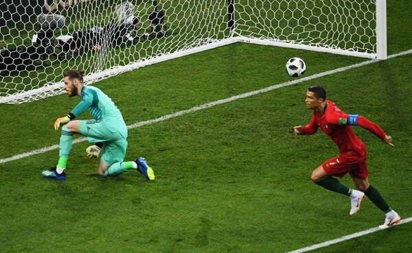 Криштиану Роналду забивает гол в ворота сборной Испании