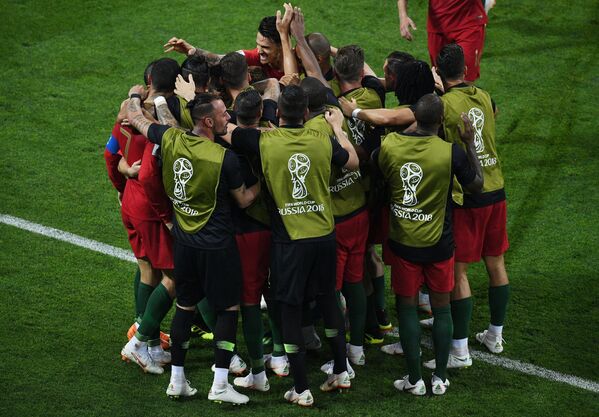 Игроки сборной Португалии радуются забитому голу